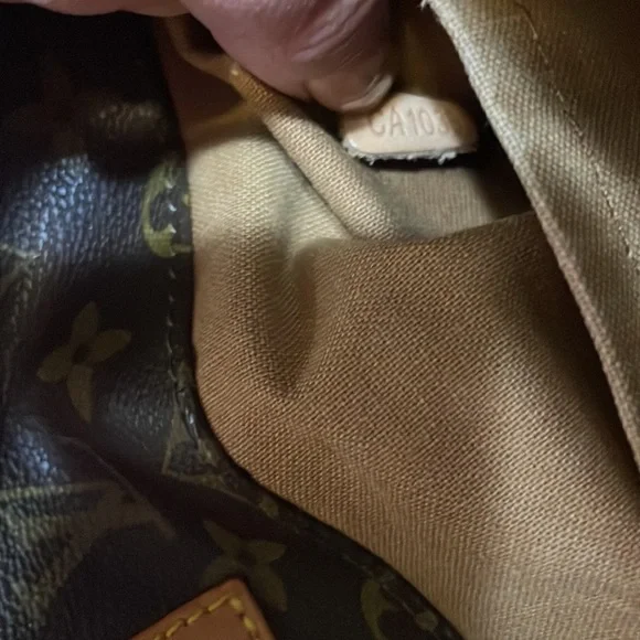 Louis Vuitton beautiful purse - Picture 9 of 13